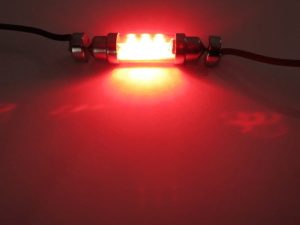 Soffitte LED Röhrenlampe 24 Volt ROT – LED Innenlampe, die in eine Röhrenlampenfassung passt – kann in LKW, Anhänger und Wohnmobil montiert werden, wenn sie an 24 Volt angeschlossen ist – LED Lampe ist mit 6 LED-Punkten ausgestattet – EAN: 7448152998937