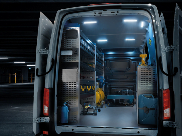 Transporter mit LED-Beleuchtung im Laderaum des Busses – komplett mit eingebauter Innenausstattung – passend für Volkswagen, Mercedes, MAN, Iveco, Fiat, Ford und weitere Modelle