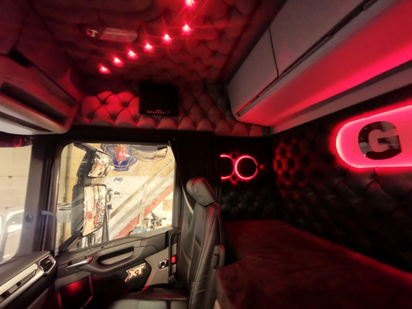 Vrachtwagen interieur met rode verlichting in de hemel gebouwd