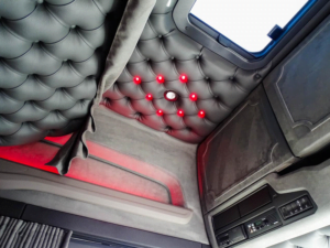 LED verlichting in een vrachtwagen interieur verwerkt - voorbeeld knoop verlichting truck styling