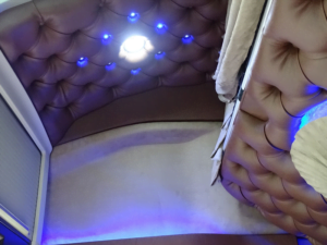 LED verlichting in een vrachtwagen interieur verwerkt - voorbeeld knoop verlichting truck styling
