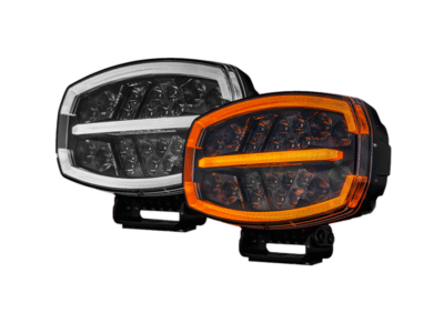 Strands Firefly One Scheinwerfer - eine revolutionäre Lampe, die mit einem zweifarbigen Standlicht ausgestattet ist, aber die LED Lampe hat auch eine Blitzfunktion - die Lampe ist vollständig ECE R148 und R149 geprüft und die Blitzfunktion ist mit dem ECE R65 Klasse 2 Prüfzeichen versehen - Strands 270953 - geeignet für 12 und 24 Volt - EAN: 7350133816355