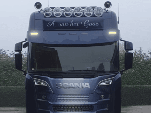 ADL40925-WW montiert auf einem Scania-LKW und leuchtet in der Farbe WARMWEISS - EAN: