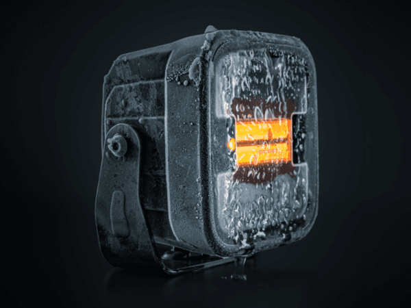 Strands HEAT Arbeitsleuchte 70W Arbeitsleuchte mit beheiztem Glas, damit kein Frost an die Leuchte gelangt - Aluminium-Arbeitsleuchte mit LED Standlicht in der Farbe ORANGE/ROT - Strands 809265- Strands SIBERIA XP HEAT ARBEITSLEUCHTE - geeignet für 12 und 24 Volt - EAN: 7323030192471