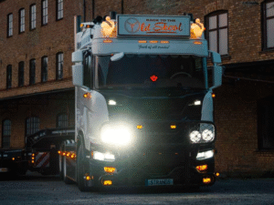 Old-School-Scheinwerfer auf einem Scania-Truck montiert