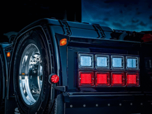 Strands IZE LED frame auf einem LKW montiert – dänische Heckstoßstange