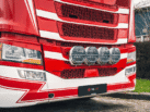 ADL88102 wit gemonteerd op een Scania vrachtwagen - 9 inch verstraler