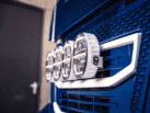 ADL88104 wit gemonteerd op een Volvo vrachtwagen - 7 inch verstraler